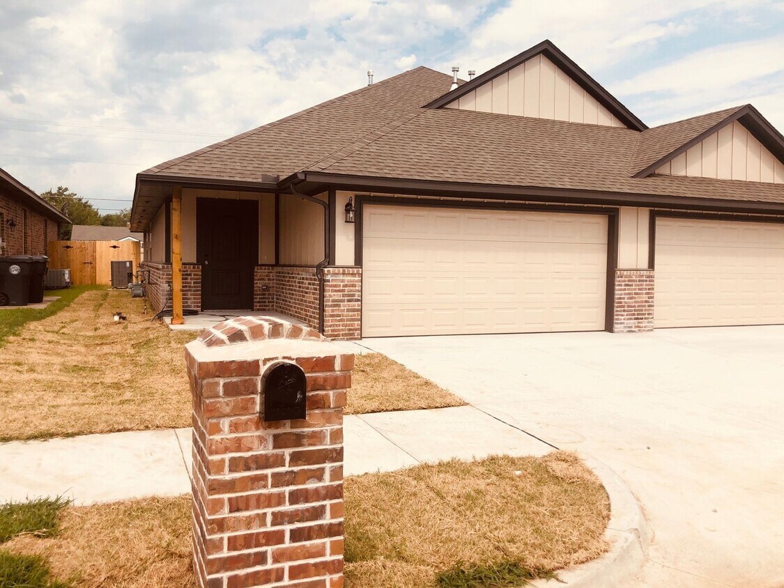 Primary Photo - 3 bed 2 bath with 2 car garage duplex for ...