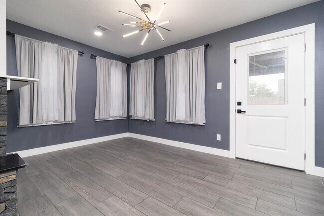 Foto del edificio - 4035 Almond Lake Dr