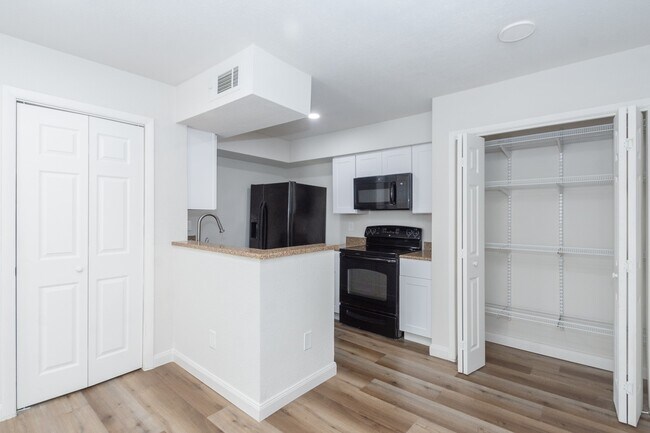 Foto del edificio - 2110 Wilcrest Dr