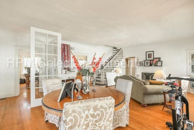 Building Photo - 4 bed 2 bath in the Fabulous 40's of East Sac