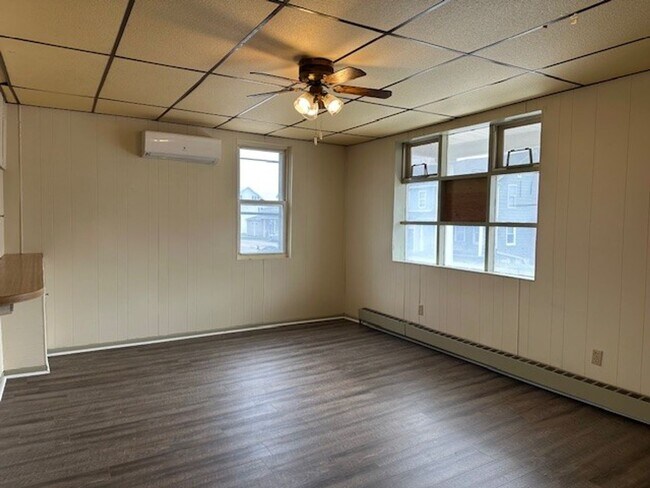 Building Photo - 143 E Market St