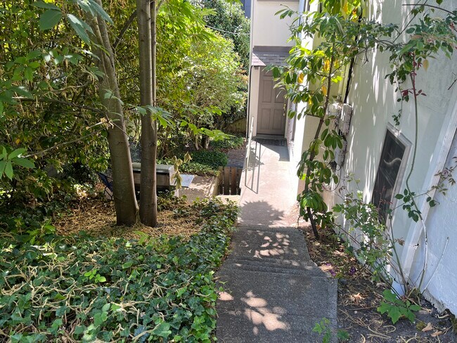 Foto del edificio - 211 Highland Dr