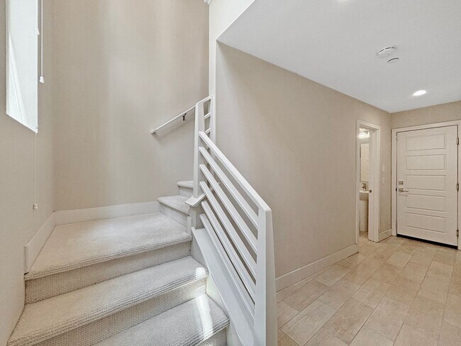 Foto del edificio - Stunning 3B/3.5BA Townhouse in Mission Val...