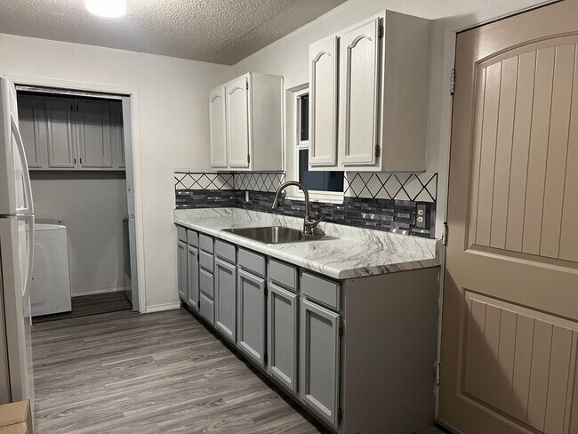 Todos los electrodomésticos incluidos - 4504 Comanche Ave