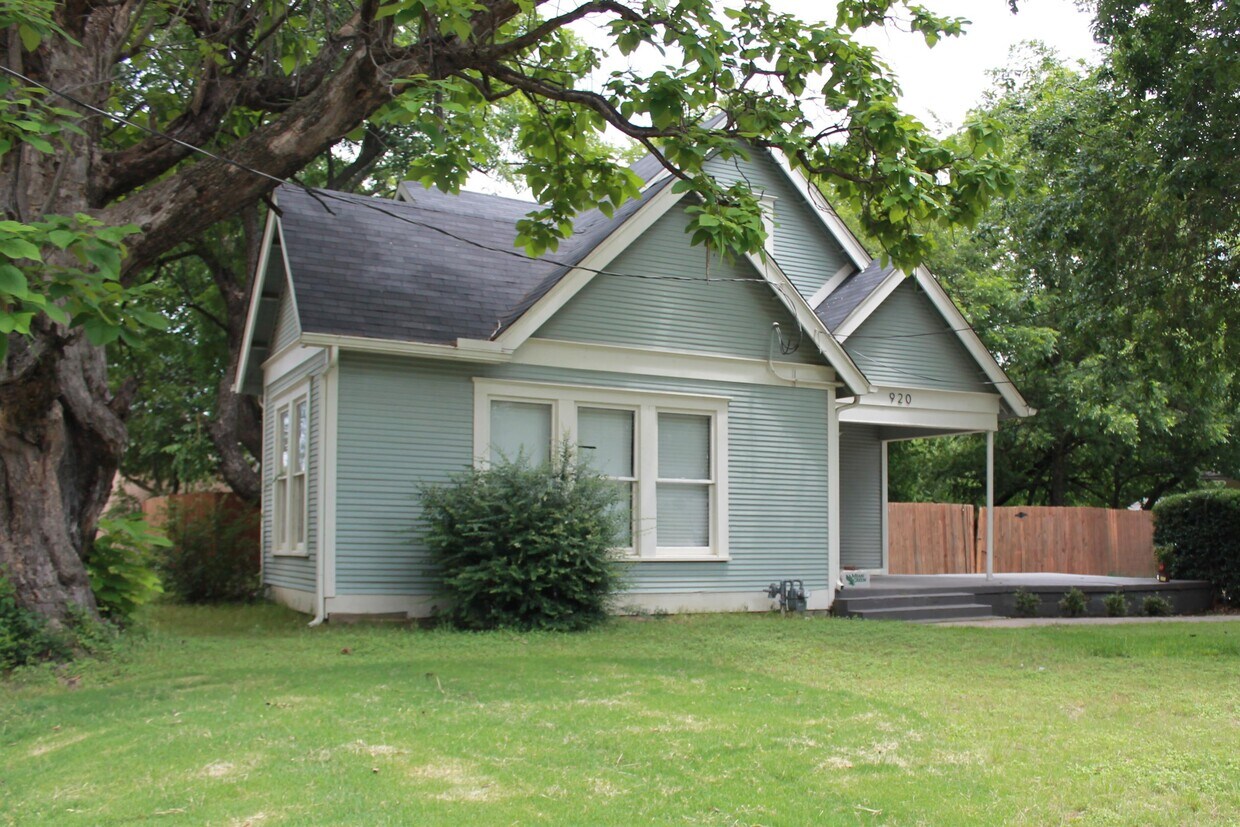 Primary Photo - 920 Bolivar St