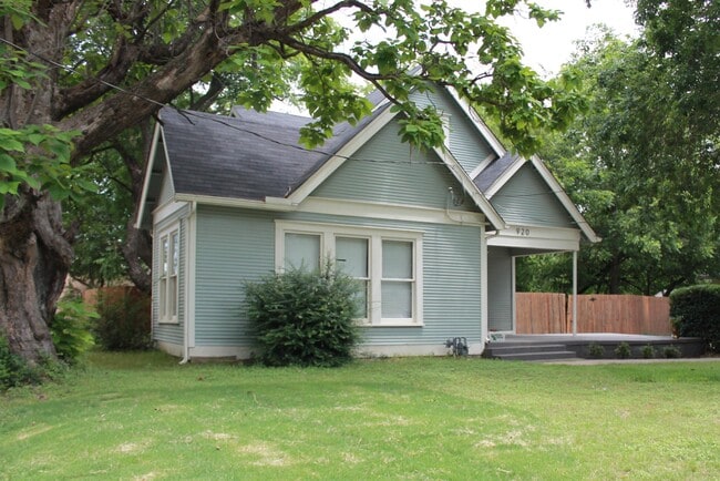 Photo - 920 Bolivar St House