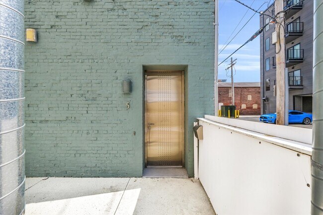Building Photo - 5 E Columbia Ave