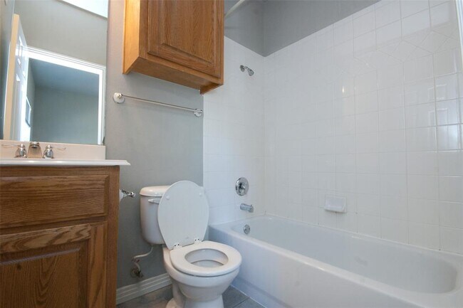 Building Photo - 2410 Leon St