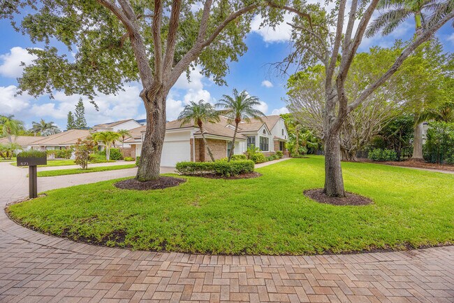 Foto del edificio - 571 Park Shore Dr