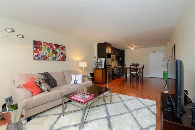 Foto del edificio - 555 W Cornelia Ave