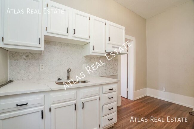 Building Photo - 1 bedroom, 1 Bathroom - Brand New Renovati...