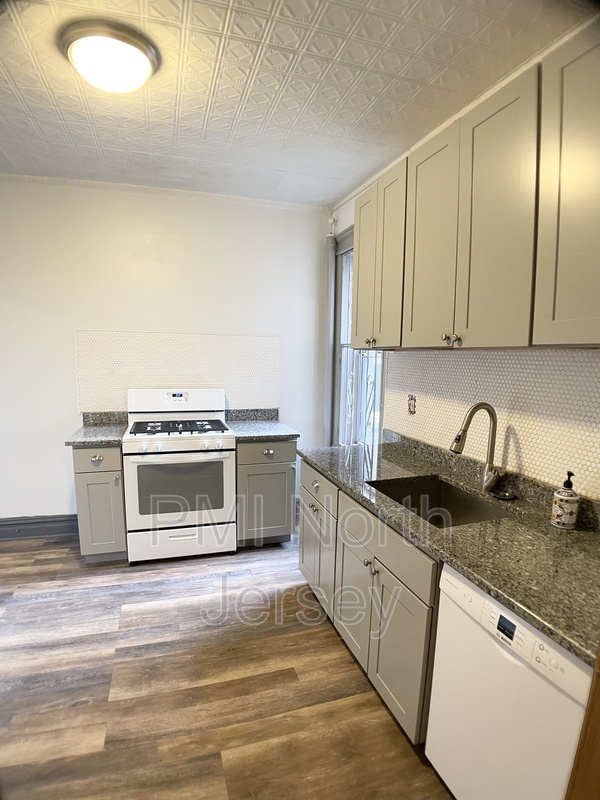 Primary Photo - 437 53rd St