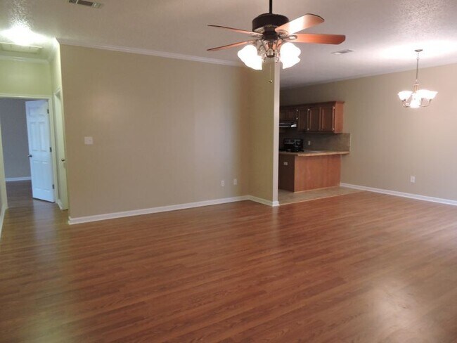 Foto del edificio - Great 3 Bedroom, 2 Bath Home - No Carpet