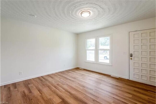 Foto del edificio - 1613 Loren Cres
