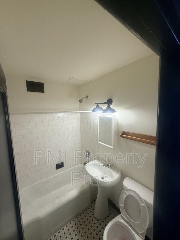 Foto del edificio - 3074 N 73rd St