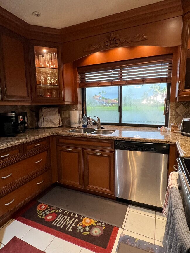 La cocina tiene vista al lago. - 10664 NW 16th Ct