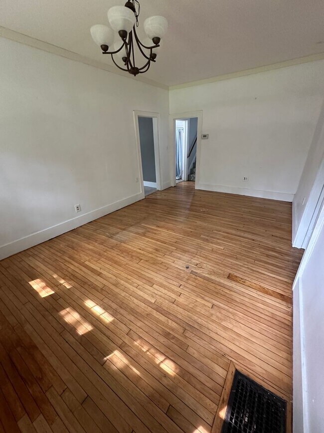 Building Photo - 6 Bed 2 bathrooms