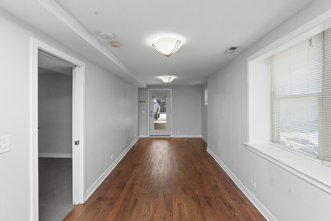 Building Photo - 1525 W Barry Ave