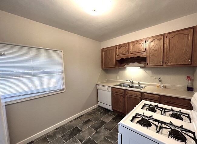 Building Photo - Midtown 3Bed 2Bath 1 Car Garage $1,800