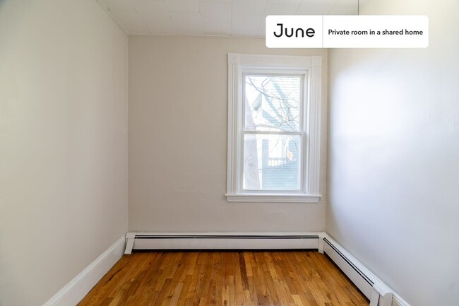 Foto del edificio - Private bedroom in 3 bed/1 bath Home