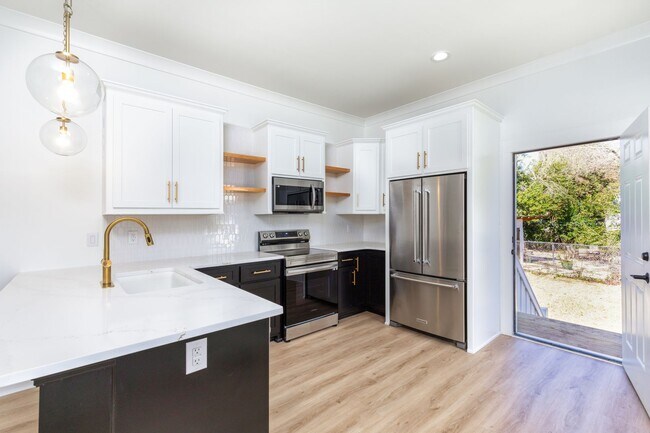 Building Photo - Cozy Retreat  | 2 BD, 1 BA, House near Par...