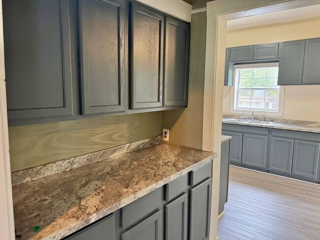 Building Photo - Affordable 3 Bedroom, 1 Bathroom Home In WF!