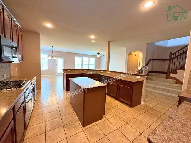 Foto del edificio - Elegant and Spacious 5-Bedroom Home for Lease in Fort Worth
