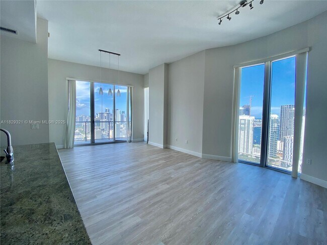 Foto del edificio - 185 SW 7th St