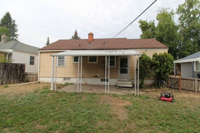 Building Photo - 924 E 39th Ave