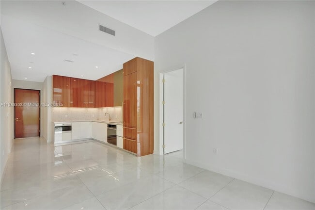 Building Photo - 2655 S Bayshore Dr