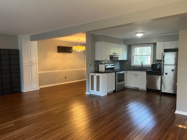 Building Photo - 5912 Pine Tree Ct