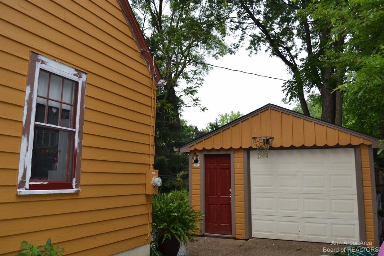 Building Photo - 403 E Forest Ave
