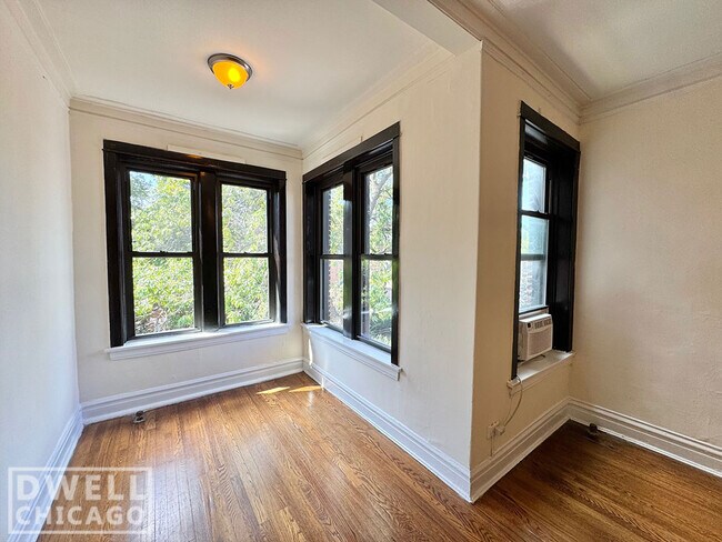 Foto del edificio - 2638 N Milwaukee Ave