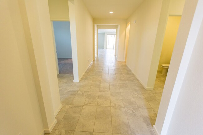 Building Photo - 37145 N. Big Bend Rd. - Immaculate 4 Bed 3...