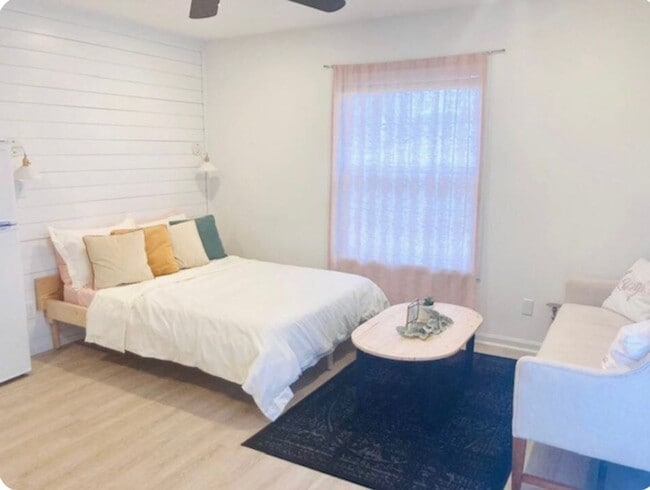 Building Photo - Charming Studio House in Taylors