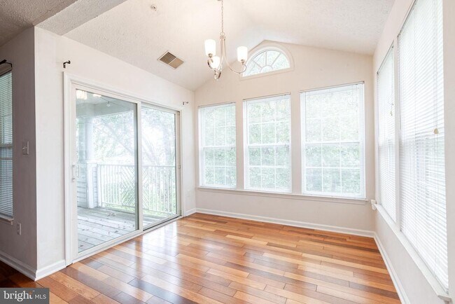 Foto del edificio - 2440 Blue Spring Ct