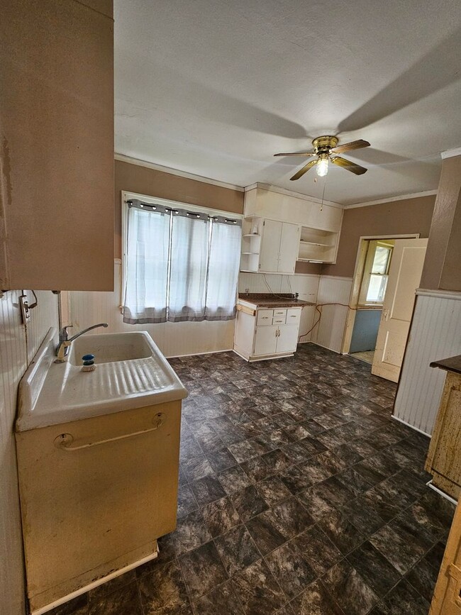 Building Photo - 3 bedroom 1 bath home in South Bend