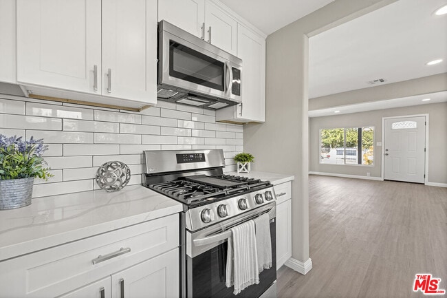 Building Photo - 1212 W 92nd St
