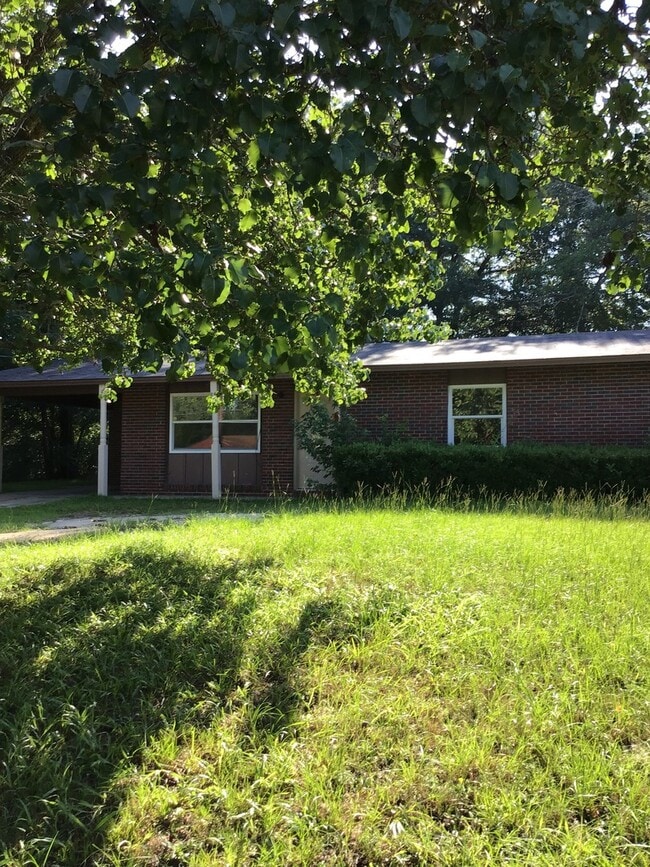 Building Photo - AVAILABLE NOW!