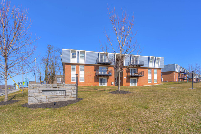 Puerta de piedra - Stonegate and Carlton Scott Apartments