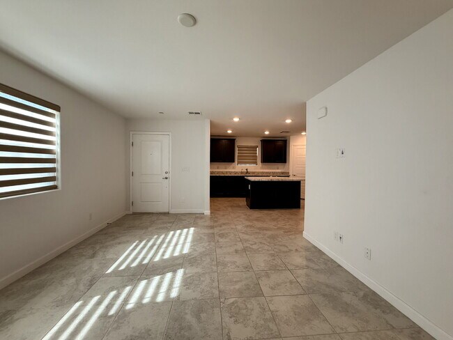 Foto del edificio - 3 BED 2.5 BATH 2 CAR GARAGE TOWNHOUSE W/ LOFT IN HENDERSON CADENCE COMMUNITY FEAT. COMMUNITY POOL!