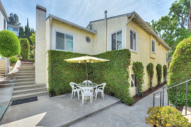 Foto del edificio - 3033 Hollycrest Dr