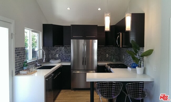 Foto del edificio - 559 Vernon Ave