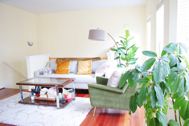 Foto del edificio - 8106 Jaala Ln