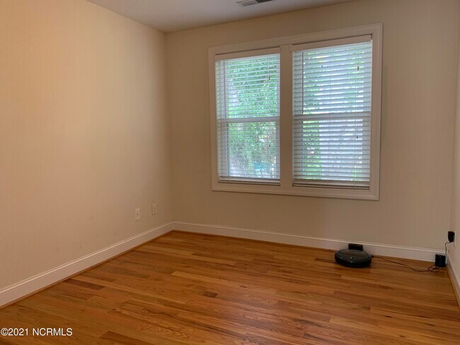 Building Photo - 400 Lewis Dr