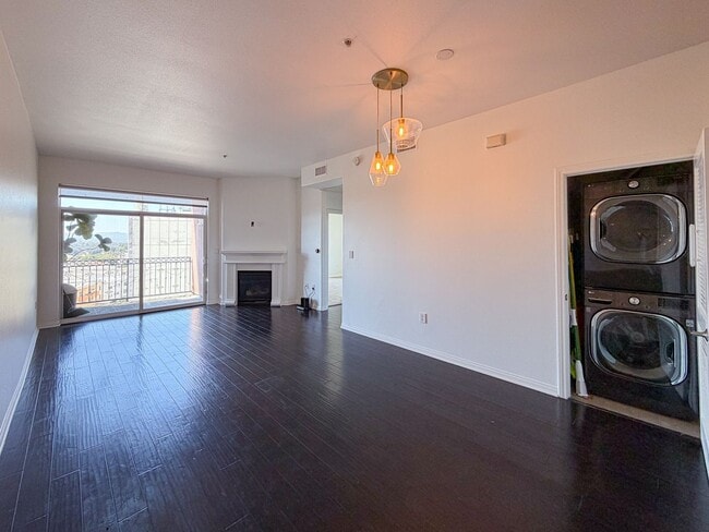 Building Photo - Beautiful Penthouse - 2bd 2 ba