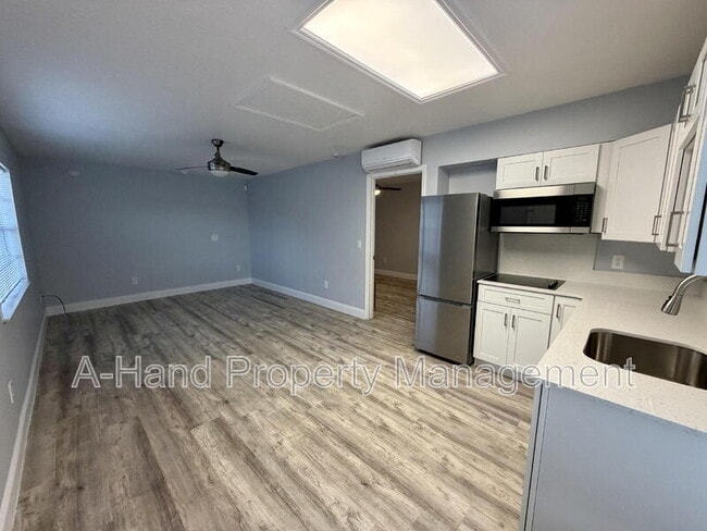 Building Photo - 205 Coconut Palm Way