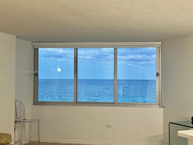 Foto del edificio - 7135 Collins Ave