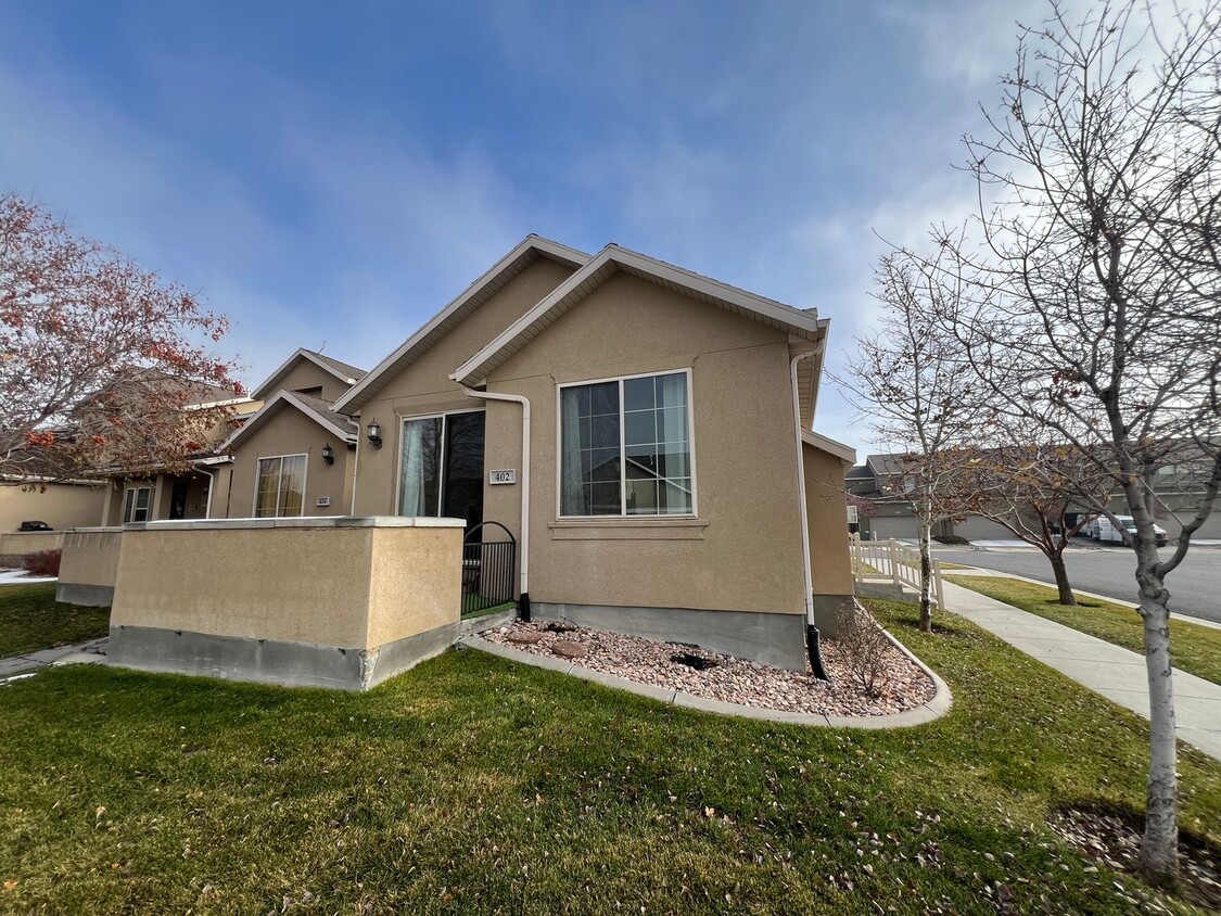 Foto principal - Stansbury Park Townhome with 3 Bedrooms