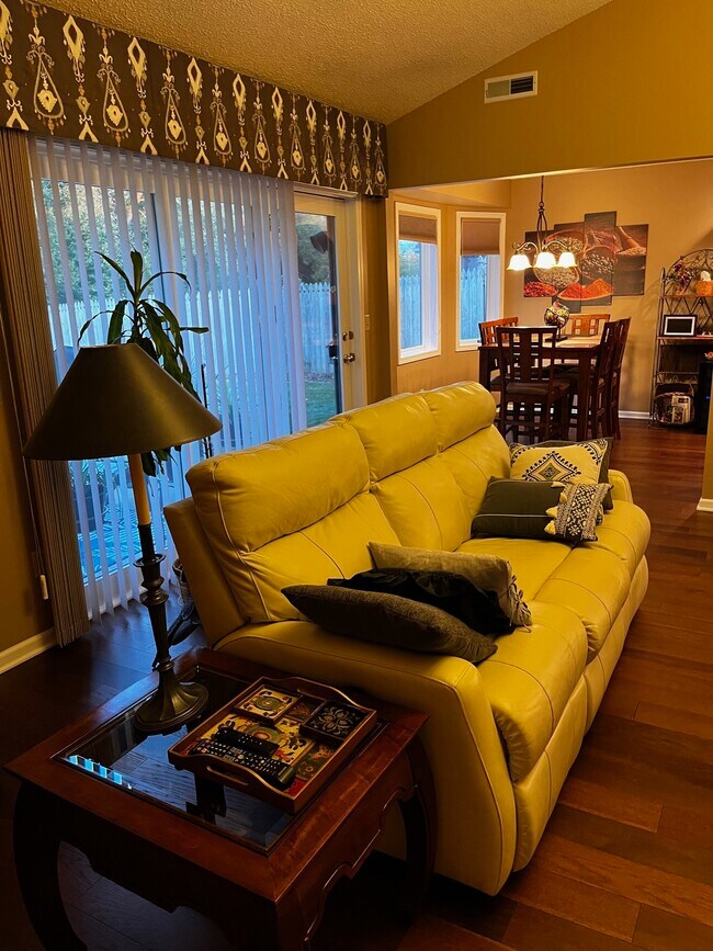 Here's another great room view. - 1400 Elm St